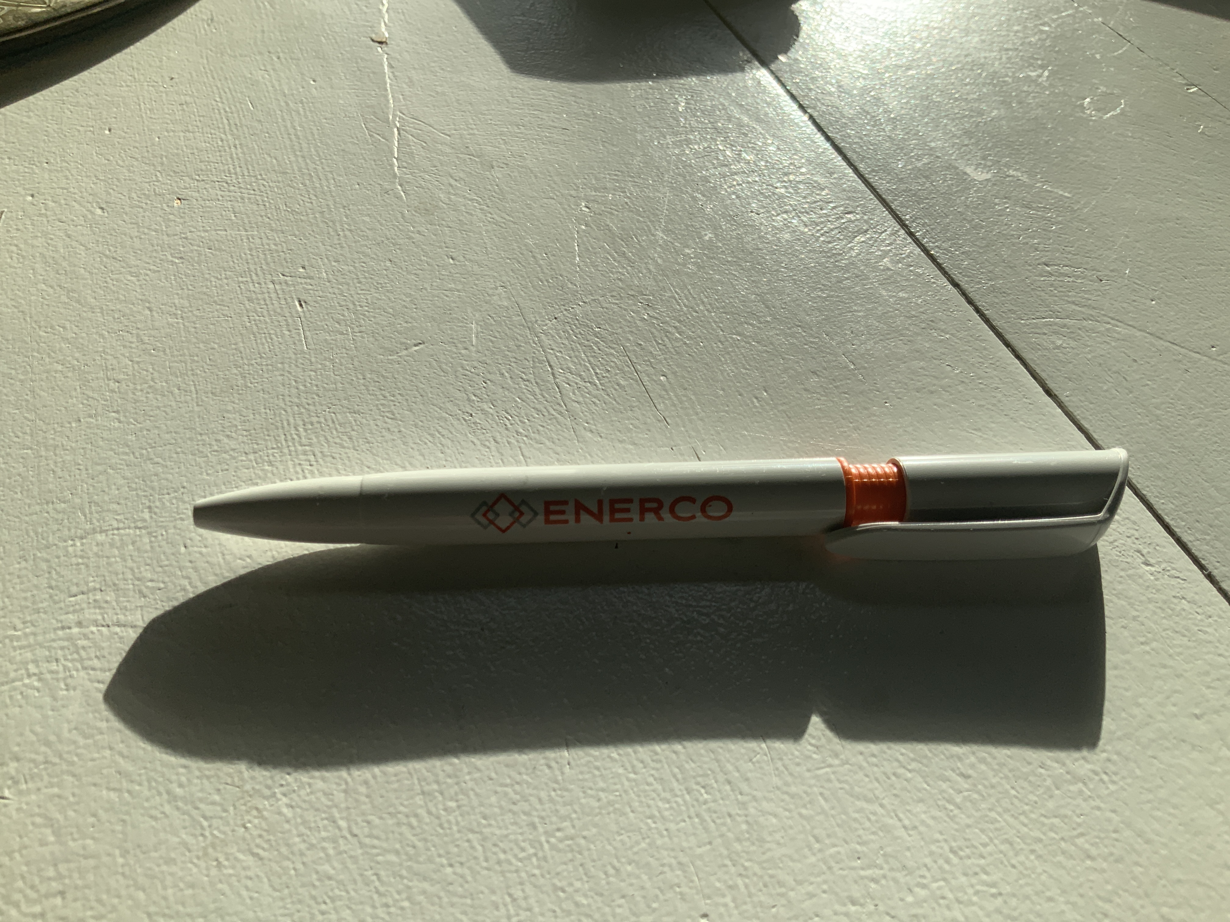 Vit penna med orange detalj