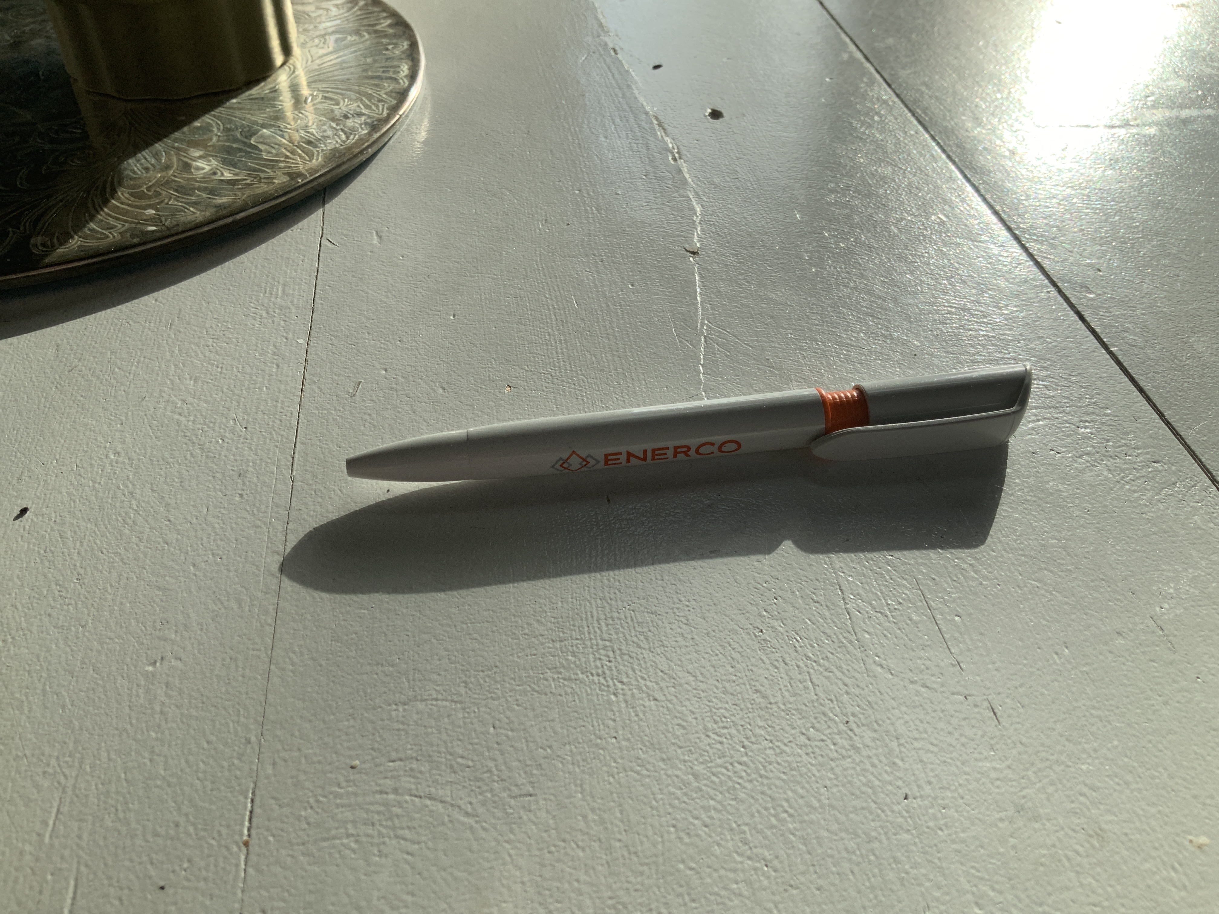 Vit penna med orange detaljer