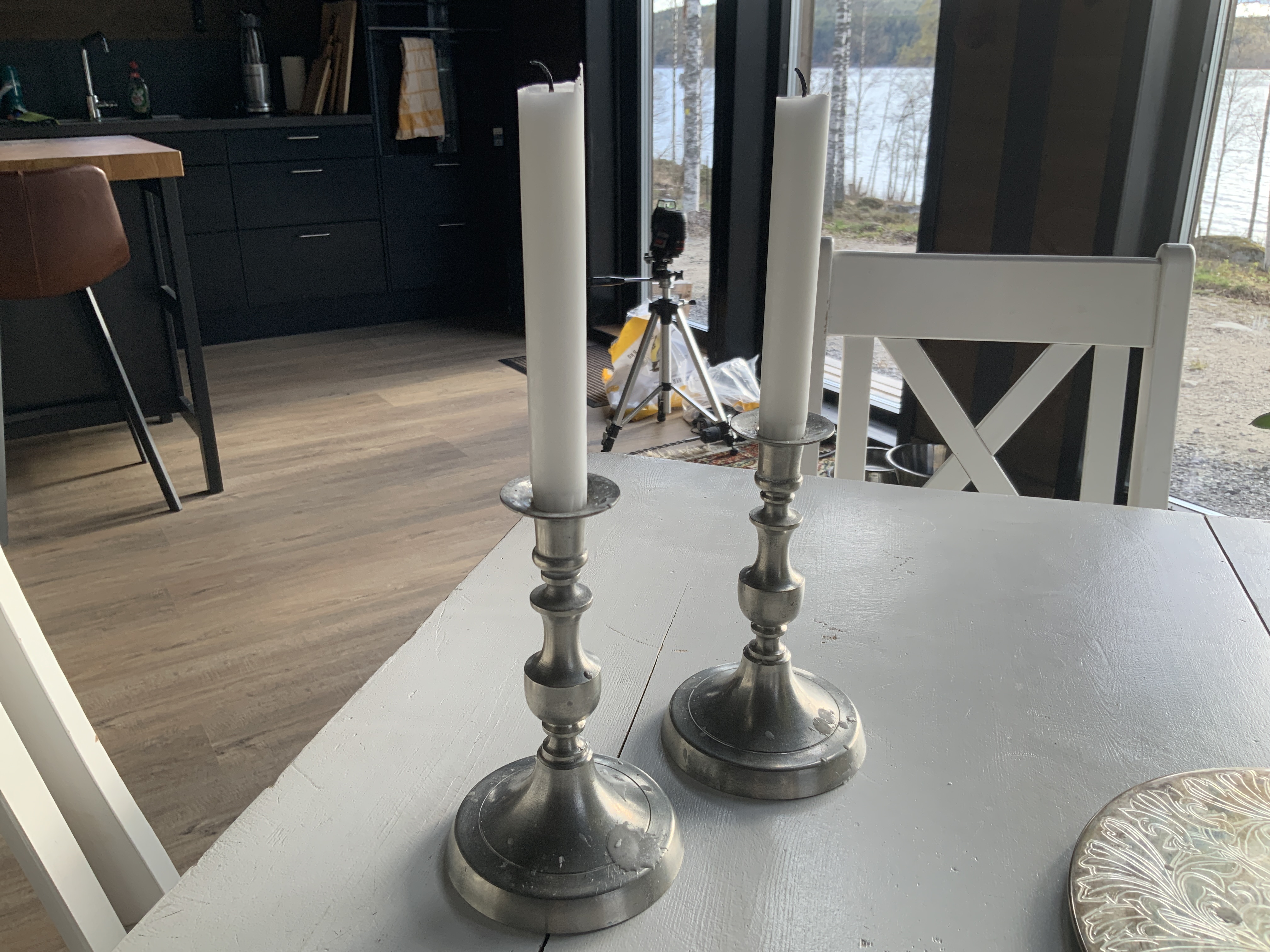 Två ljusstakar i silverfärgad metall