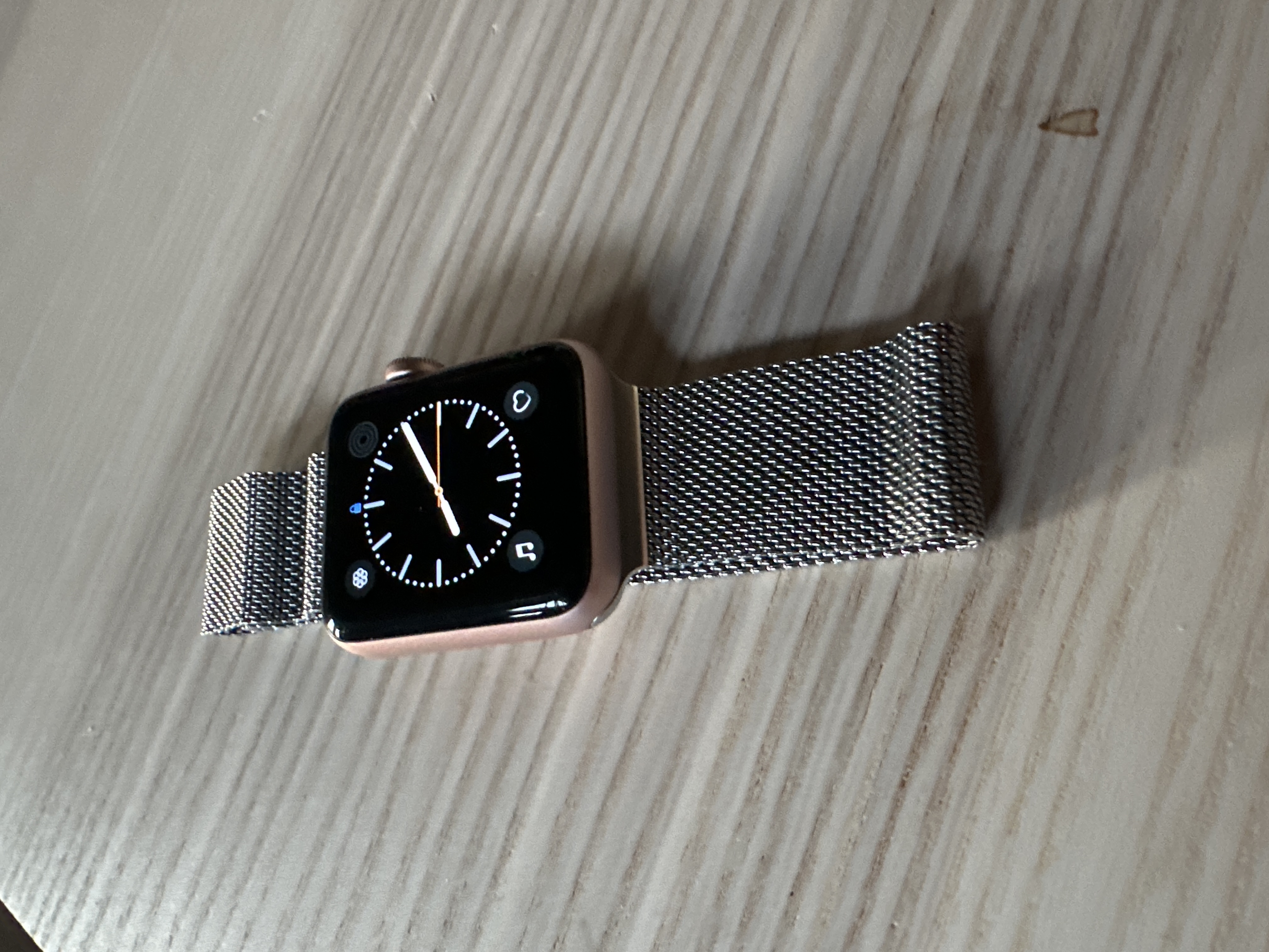 Roséguldfärgad smartklocka med metallänk